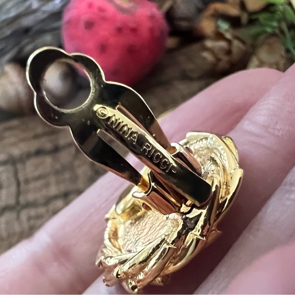 Nina Ricci Gold Plated Clip On Earrings Pinwheel Swarovski Crystals 3/4” - Picture 7 of 9